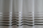 Záclona biela metrážová hustá s lankom, sivé pásy do výšky 45cm