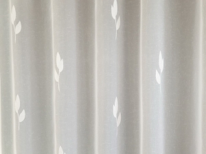 Voile, fényáteresztő függöny, méterárú „Bonita 01“ nemgyűrődős fehér anyg fehér mintával, alul ólomzsínorral