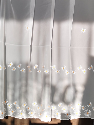 Voile, fényáteresztő függöny, méterárú sima fehér színű hímzett margarétkákkal