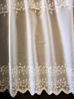 Záclona metrážová bílé sablé „tři řady výšivek“