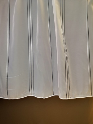 Voile, fehér fényáteresztő függöny ólomzsinórral, hímzett sablé méterárú „fehérben szürke csíkok“ 