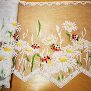 Rövid, fehér színü vitrázs, fényáteresztő függöny, méterárú „ katica“