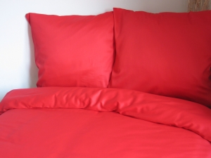 Obliečka saténová jednofarebná červená rozmerov: 70cm×90cm (1ks) + 140cm×200cm (1ks)