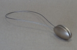 Magnetka ocelová na závěs nebo záclonu ve tvaru: ovál. odstínu: matní stříbro a rozměru: 35cm