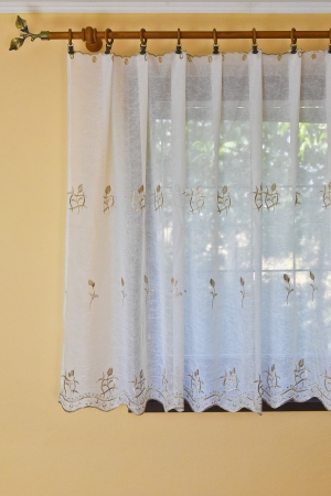 Krém színű gyűrt hímzett, fényáteresztő függöny, méterárú „Angelika“ nyilásokkal