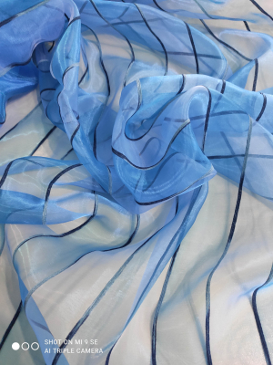 Záclona metrážová modrá voál „průsvitná záclona se zvislým vzorem a zátežovým olůvkem“