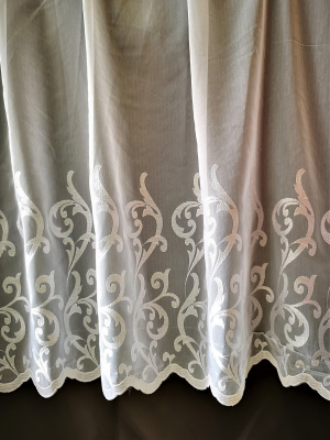 Hotová biela vyšívaná záclona rozmerov: 160cm × 400cm