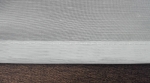 Bílá žakarová metrážová záclona s bordúrou na spodku