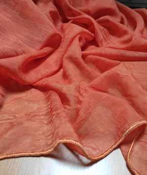 Závěs lehký-dekorační zrzavé barvy s lankem v mertáži