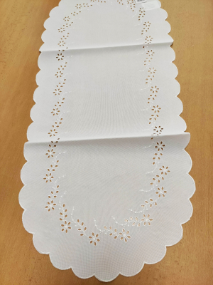 Vyšívaný ubrus „Ria“ rozměrů: 110cm x 40cm bílí