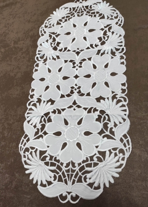 Vyšívaný biely obrus „Dana“ rozmerov: 40 x 85cm 