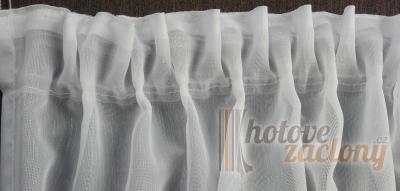 Metrážová bílá záclona „s vyšívanými květy“ – elegantní květinový motiv