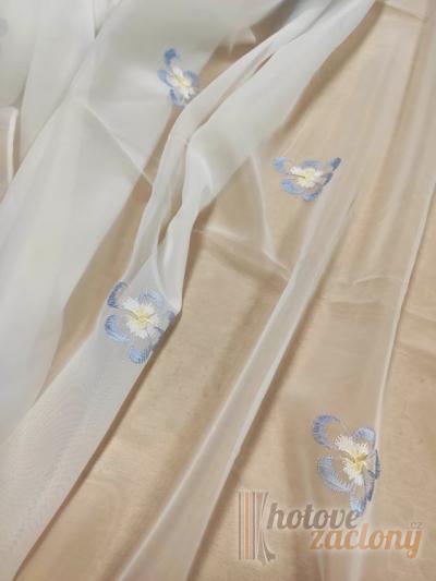 Metrážová bílá záclona „s vyšívanými květy“ – elegantní květinový motiv