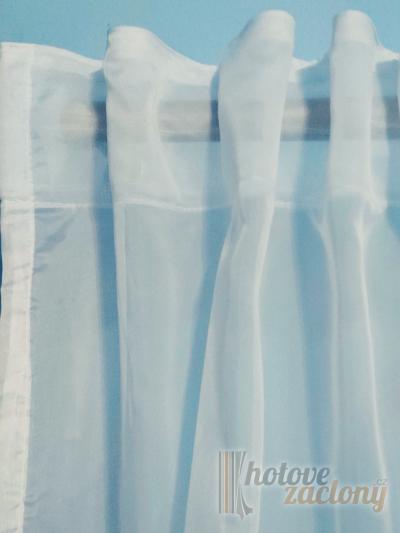 Hotová bíla záclona s univerzální řasenkou rozmerů: výška 245cm × šířka 140cm 2ks