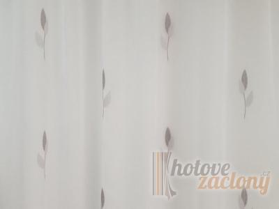 Záclona metrážová voál „Bonita 04“ – bílá se šedými listy, zakončená lankem