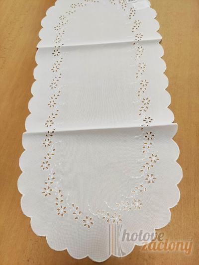 Vyšívaný ubrus „Ria“ rozměrů: 110cm x 40cm bílí