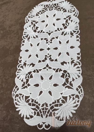 Vyšívaný bílí ubrus „Dana“ rozmerů: 40 x 85cm 