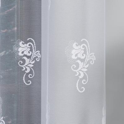 Biela metrážová, žakarová záclona s bielou bordúrou na spodku vlny