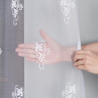 Biela metrážová, žakarová záclona s bielou bordúrou na spodku vlny