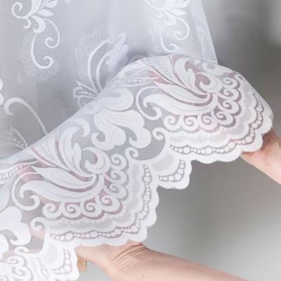 Biela metrážová, žakarová záclona s bielou bordúrou na spodku vlny