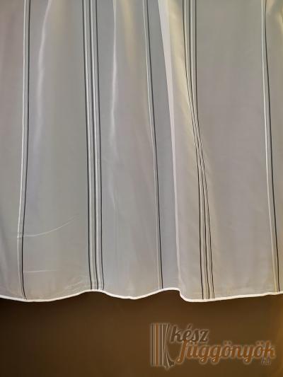 Voile, fehér fényáteresztő függöny ólomzsinórral, hímzett sablé méterárú „fehérben szürke csíkok“ 