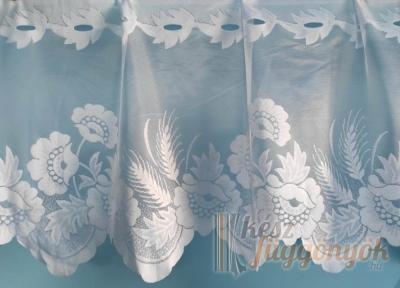 Rövid, vitrázs, fehér fényáteresztő függöny, méterárú „Rena“ nyílásokkal