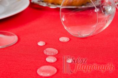 Piros teflonos asztalterítő, méretei: 120 x 160cm 