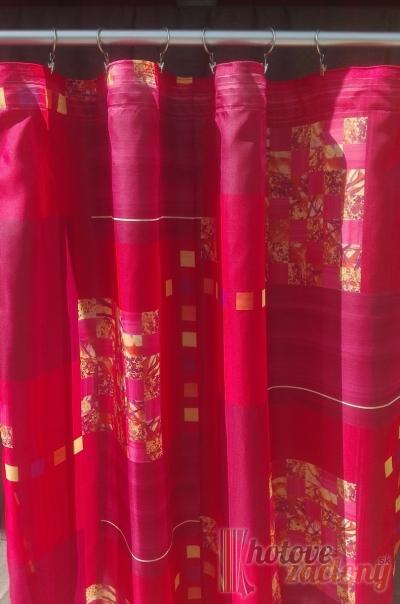 Hotový záves ľahký na bordovom podklad so zeleným vzorom N 08