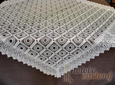 Dekoračný obrus rozmerov: 85 x 85cm 