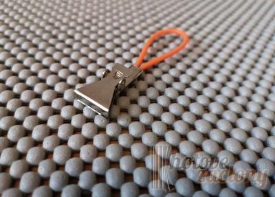 Žabka k uchyteniu kuchynskej utierky so slučkou