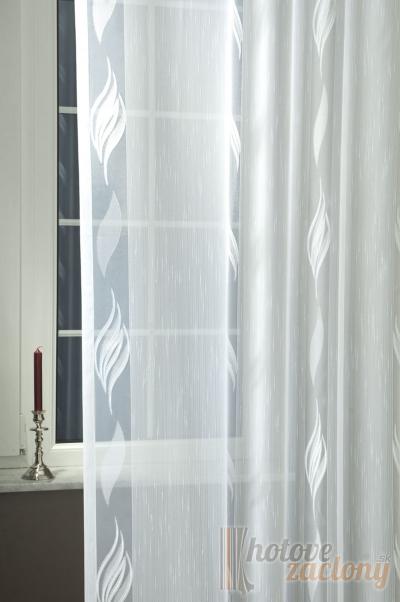 Záclona metrážová biela s bielym vzorom – elegantná a jemná dekorácia na mieru