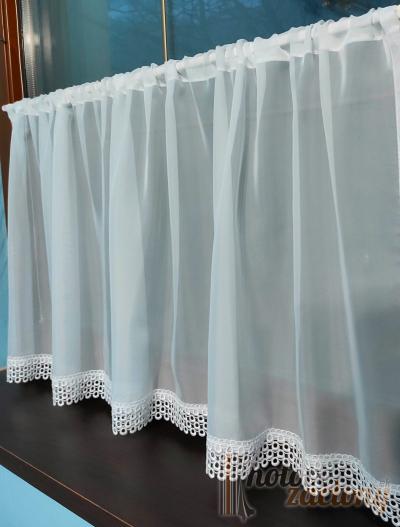 Hotová biela krajková záclona na vitrážnu tyč – elegantná krátka záclona