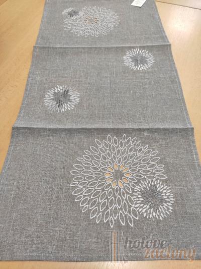 Vyšívaný krémový obrus „KL vyšívané“ rozmerov: 40 x 90cm 