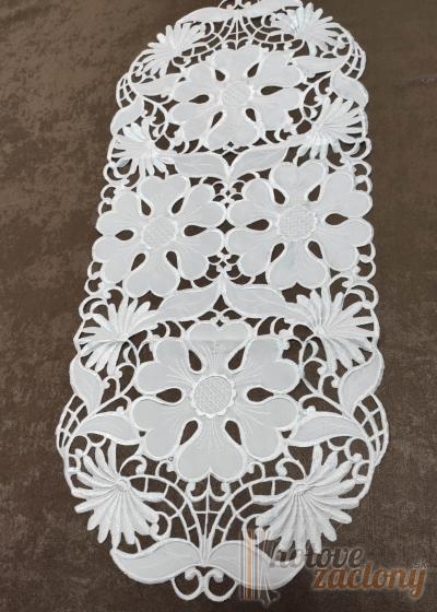Vyšívaný biely obrus „Dana“ rozmerov: 40 x 85cm 